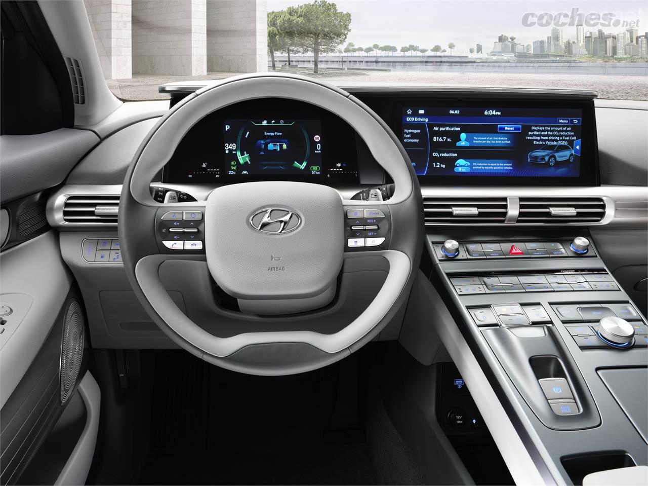 El puesto de conducción del Hyundai Nexo está protagonizado por dos pantallas digitales de gran tamaño y una gruesa consola central muy horizontal con un buen número de botones. 