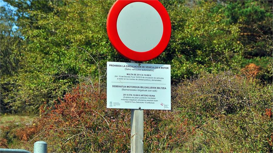 En Álava son continuas las señales de prohibida la circulación de vehículos, deberemos llevar muy buena cartografía para aprovechar aquellas pistas y caminos que si están permitidos.