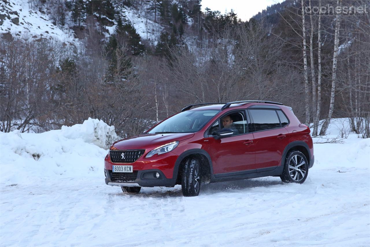 El Peugeot 2008 con Grip Control y un buen juego de neumáticos de invierno se desenvuelve correctamente en carreteras deslizantes, sin dejar de ser un SUV de tracción delantera. 