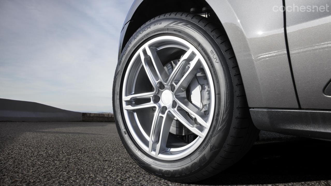 El Dunlop Maxx RT 2 SUV se ha diseñado para conseguir un comportamiento en asfalto deportivo y para montarse en modelos de tipo SUV.