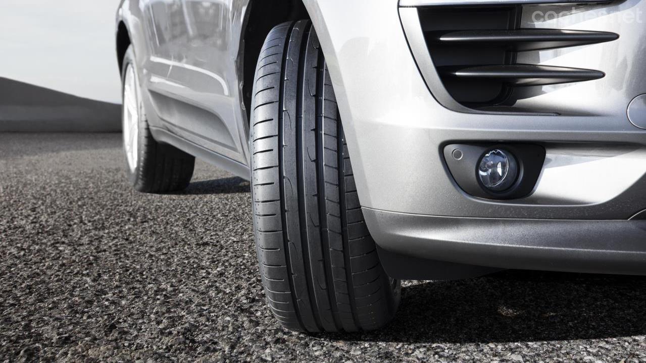 Banda de rodadura deportiva y reforzada en un neumático que mostrará su mayor eficacia sobre asfalto, tanto seco como mojado.