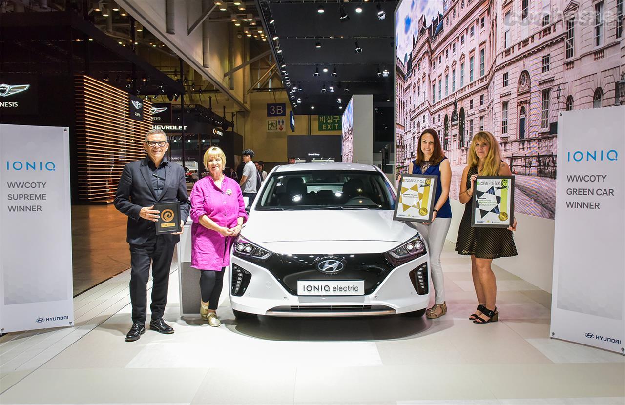 El Hyundai IONIQ, máximo ganador del WWCOTY en 2017, en el Salón del Automóvil de Busan.