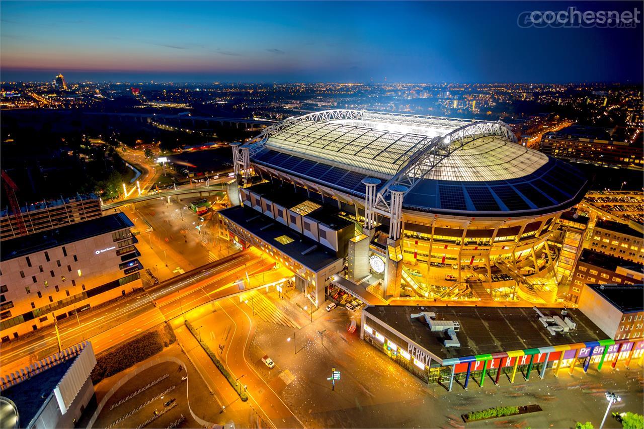 El estadio Johan Cruyff Arena, en Amsterdam (Holanda) acaba de inaugurar un sistema de almacenamiento de energía a base de baterías nuevas y usadas de Nissan Leaf. 