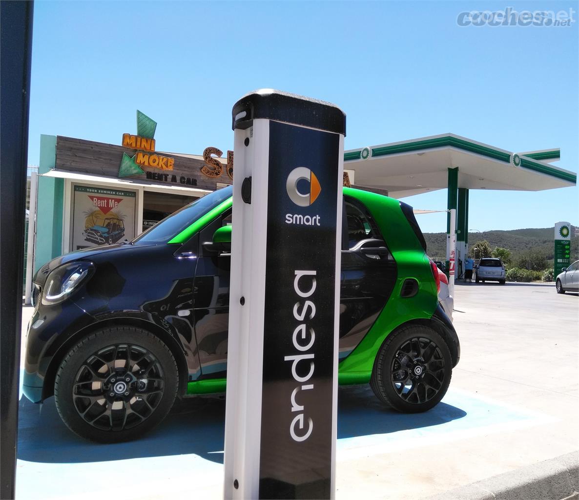 Cada estación de carga ofrece dos conectores con 22 kW de potencia cada uno.