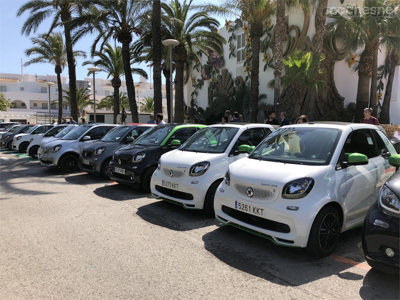 Por su parte, Ushuaïa Ibiza Beach Hotel ofrece a sus clientes una flota de 25 unidades del fortwo eléctrico (edición limitada Ushuaïa, cómo no) que pueden cargar gratuitamente en las instalaciones.