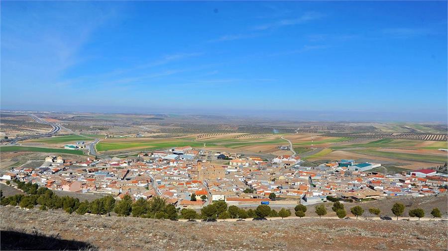 Vista de Almonacid y de buena parte de la comarca