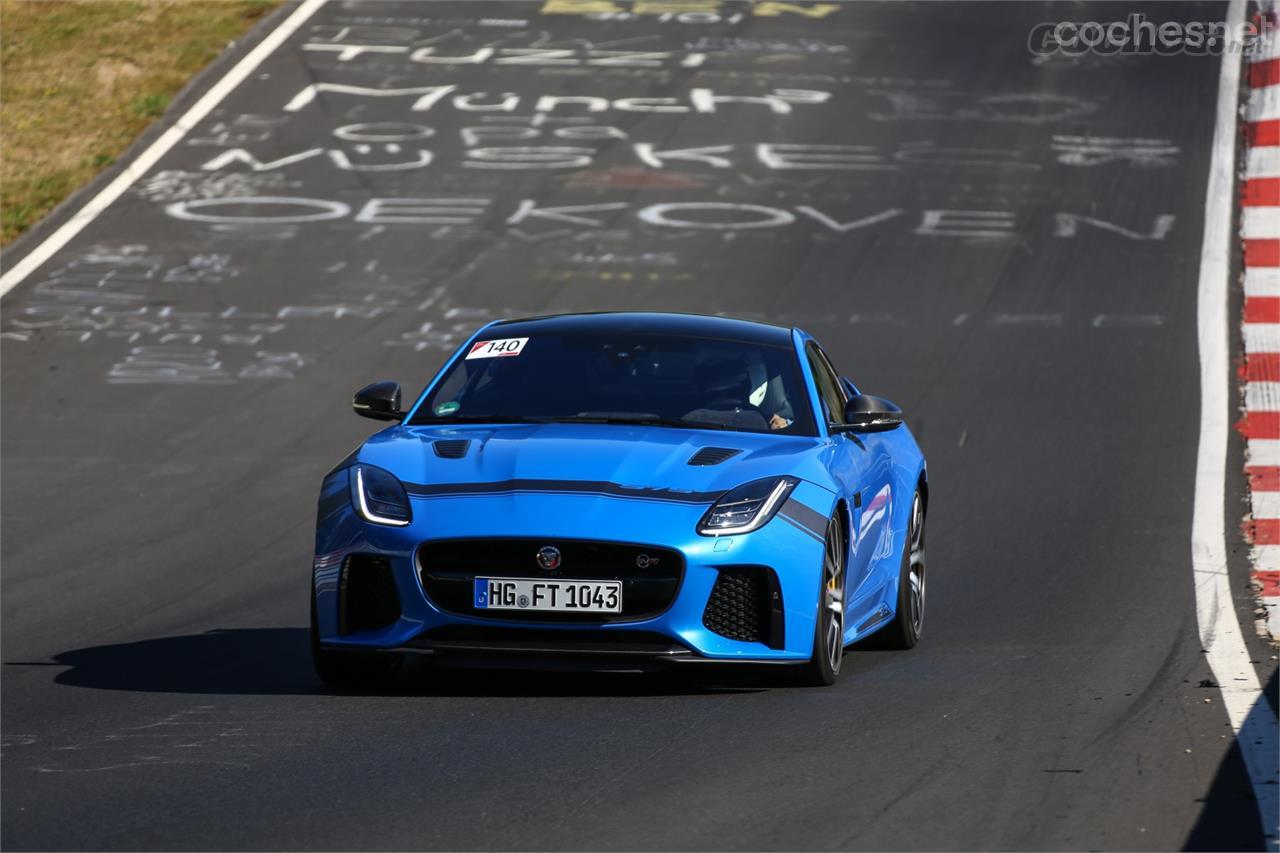 Servidor con el F-Type SVR. El coche llevaba frenos carbono-cerámicos de rendimiento espectacular.