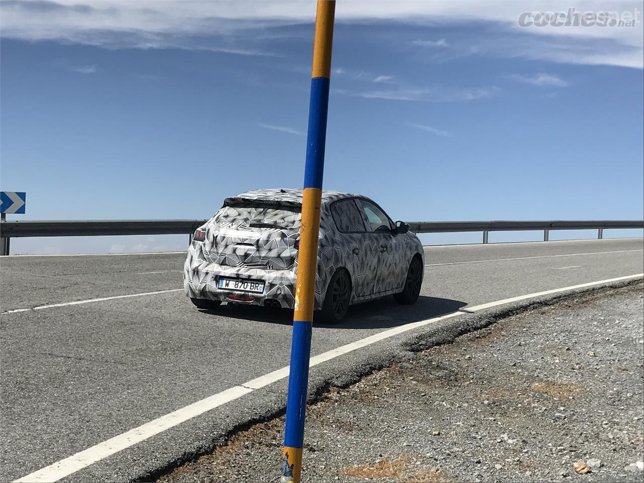 El palo de nieve nos impide acabar de ver la trasera completa de un coche que ganará en prestancia y que sólo se ofrecerá con 5 puertas.