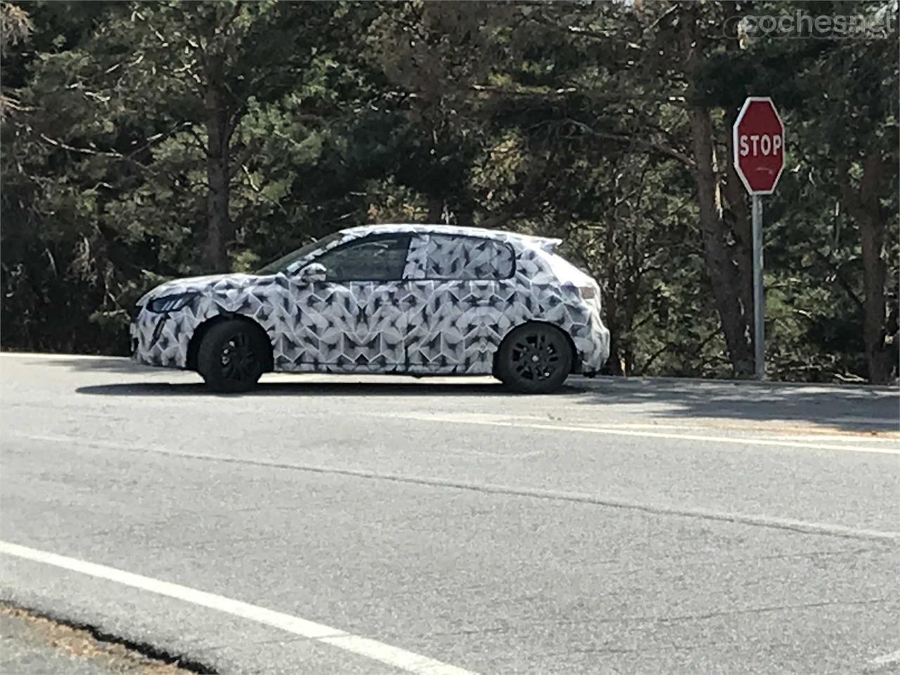 Batalla más larga y un generoso alerón en el techo caracterizan la vista lateral de este nuevo Peugeot que debe llegar al mercado en 2019.