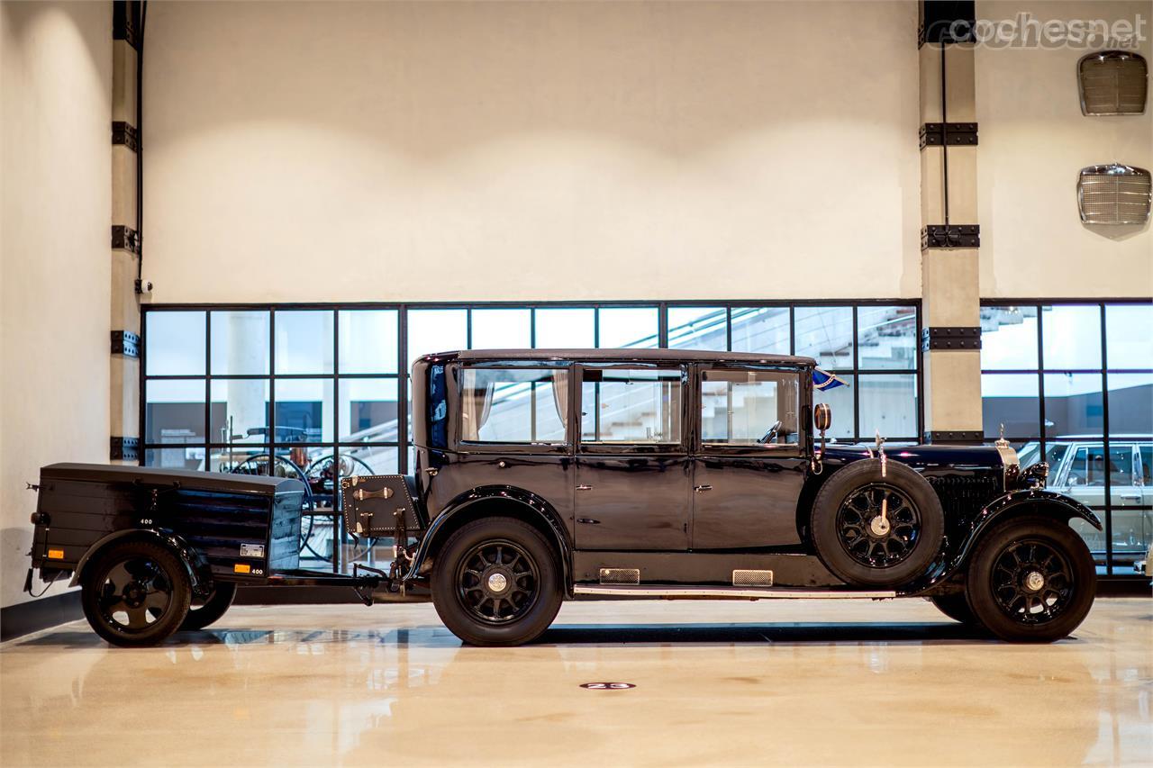 Un Mercedes-Benz Type 320 Pullman Limousine de finales de los años 20 abre la exposición. 