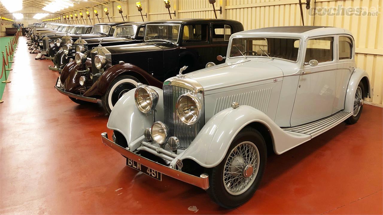 La impresionante colección de clásicos de Torre Loizaga incluye 45 Rolls-Royce de de todas las épocas. -Sí, en primer plano se coló un Bentley- [Foto: JC Grande]