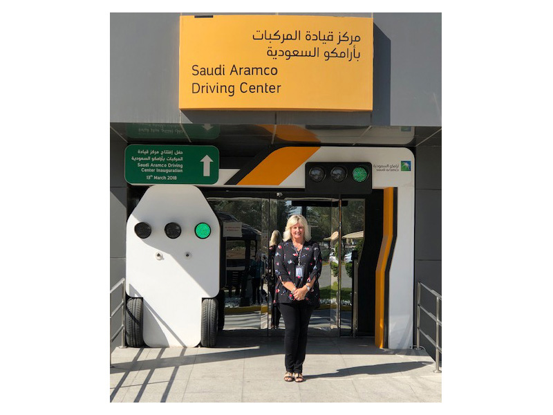 Deborah Sherwood sigue formando a muchas mujeres saudíes en la autoescuela Aramco, inaugurada en marzo de 2018 en la ciudad de Dhahran.