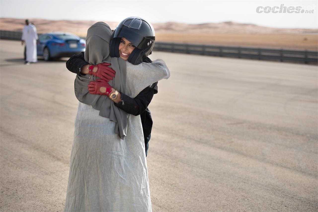 La piloto Aseel Al Hamad celebra el fin de la prohibición de las mujeres conductoras de Arabia Saudí, un hecho que tuvo lugar el 24 de junio de 2018.