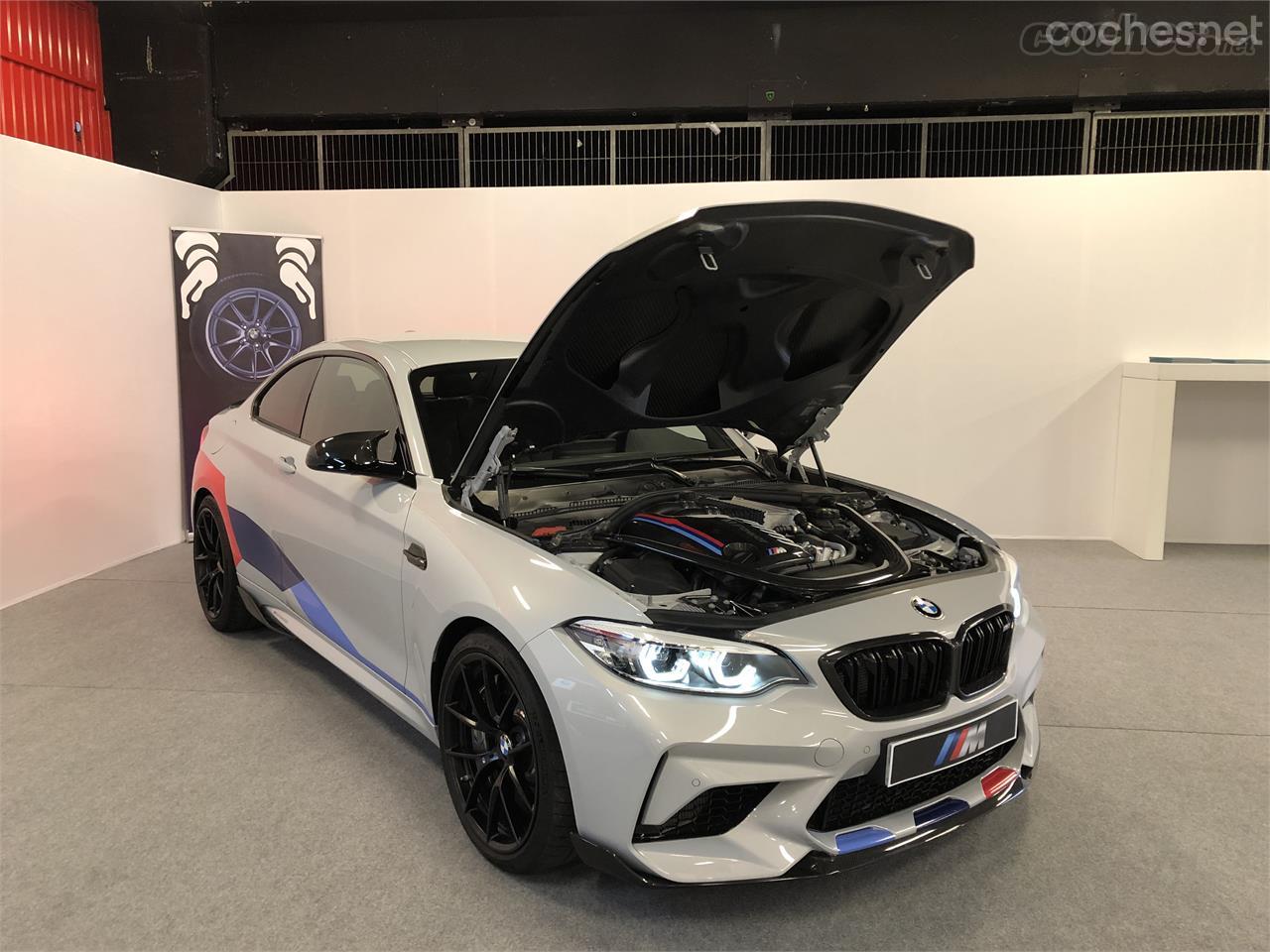 El BMW M2 Competition tiene bajo el capó un motor de 6 cilindros con doble turbo que rinde 410 caballos. 