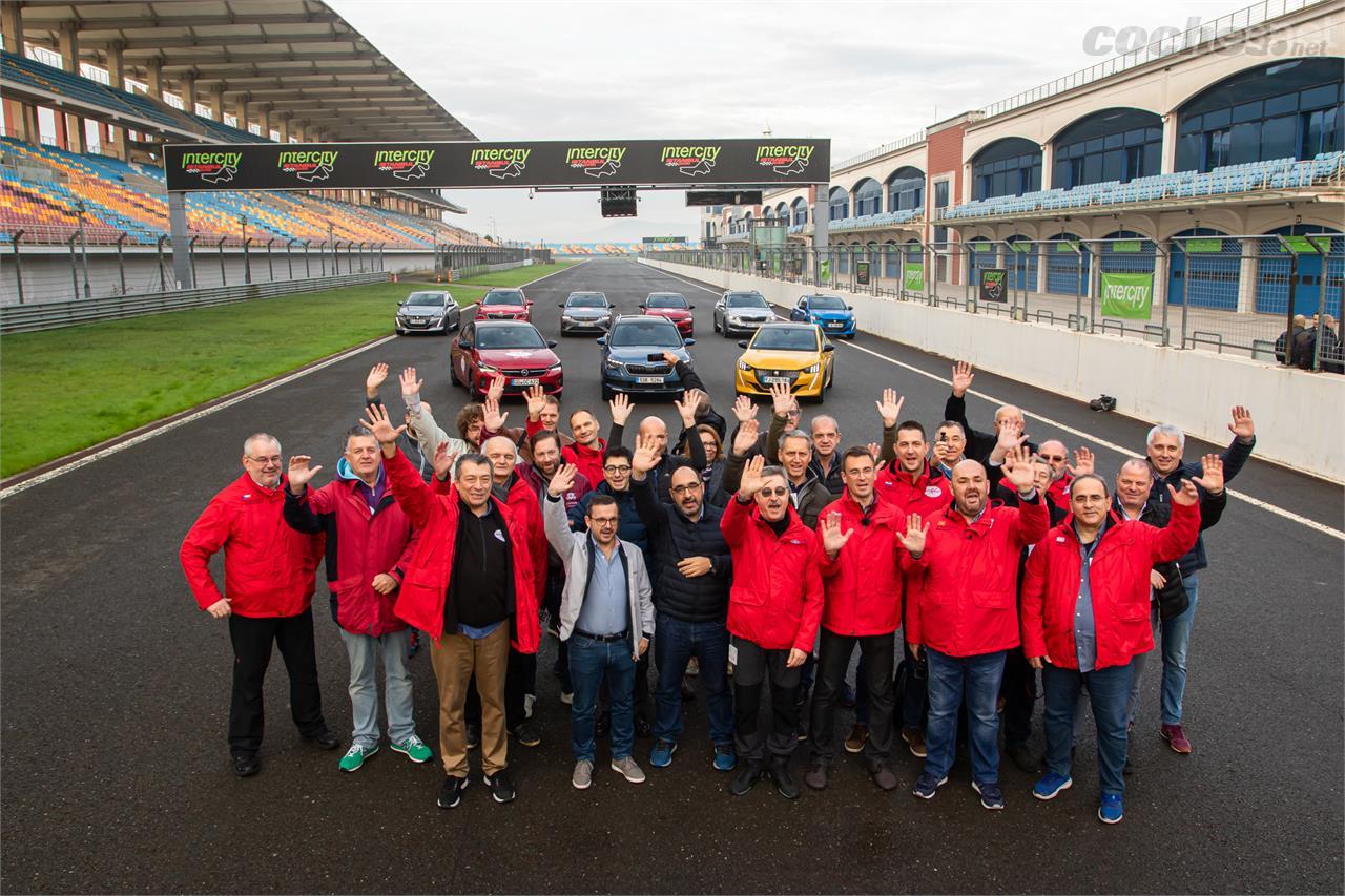 Foto de familia de los jurados del premio Autobest, el de mayor representación en Europa ya que reúne a 31 países.