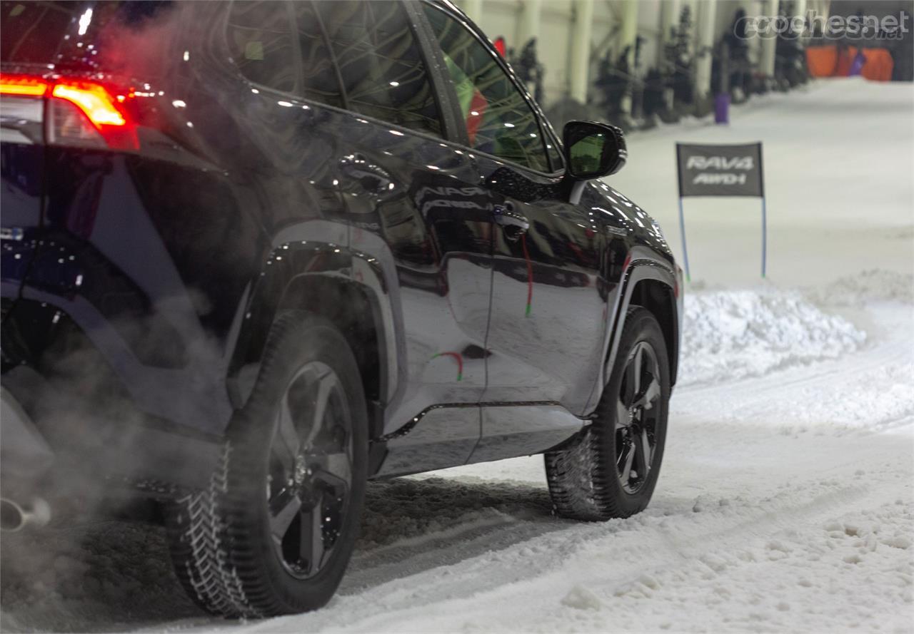 Pruebas sobre nieve con neumáticos todo tiempo de Bridgestone (disponibles sólo como recambio en los concesionarios de la marca).