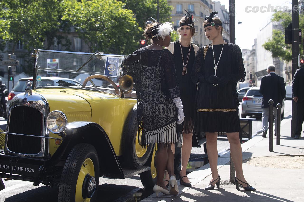 Vuelta a 1919. Los actores que acompañaban la exposición de coches devolvía a cada modelo a su verdadera época.