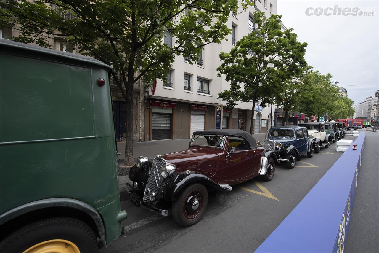 Un Traction Coupé de pre-guerra junto a otros modelos históricos de la marca.