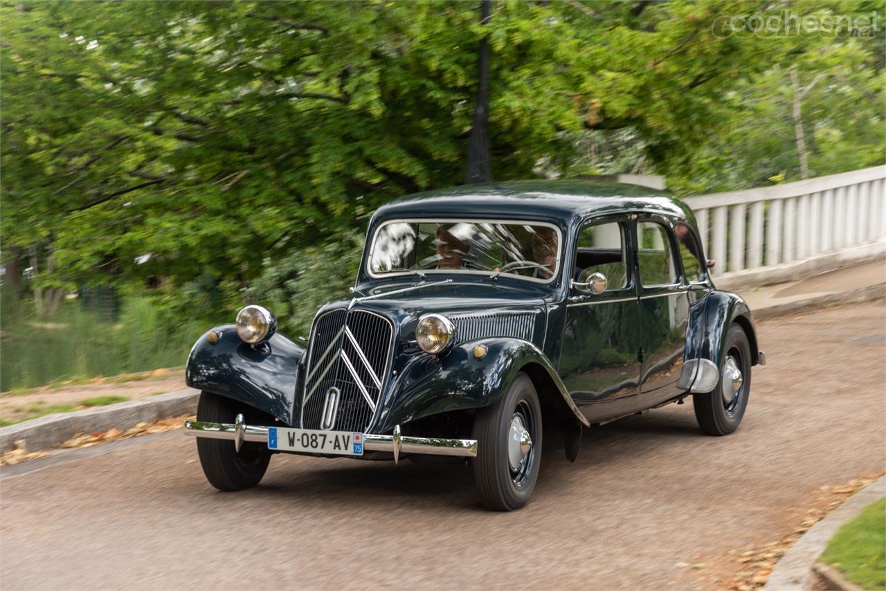 Tracción delantera, chasis monocasco, suspensión hidroneumática trasera en las últimas evoluciones. Hay un antes y un después del Citroën Traction en la industria.