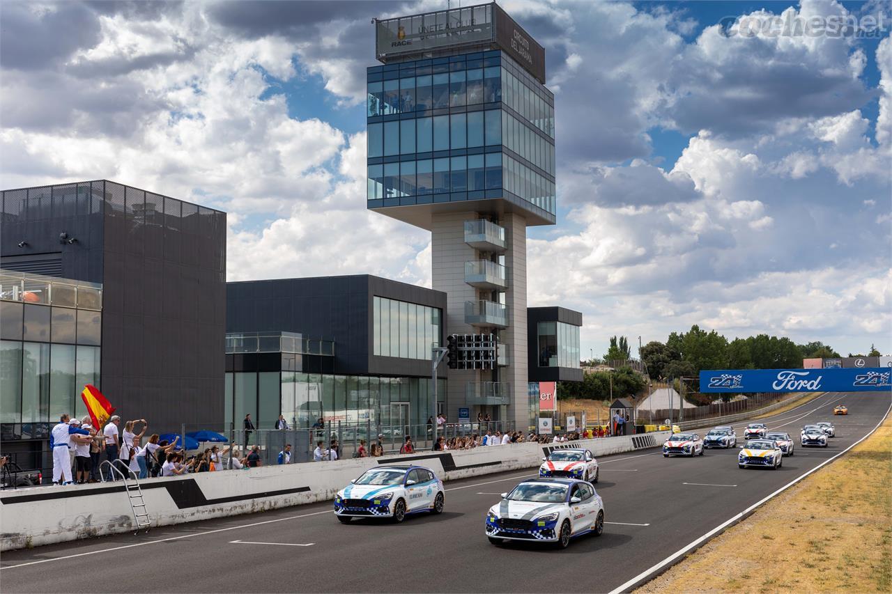 Momento de la arrancada de la carrera en la línea de meta del Circuito del Jarama, en Madrid.