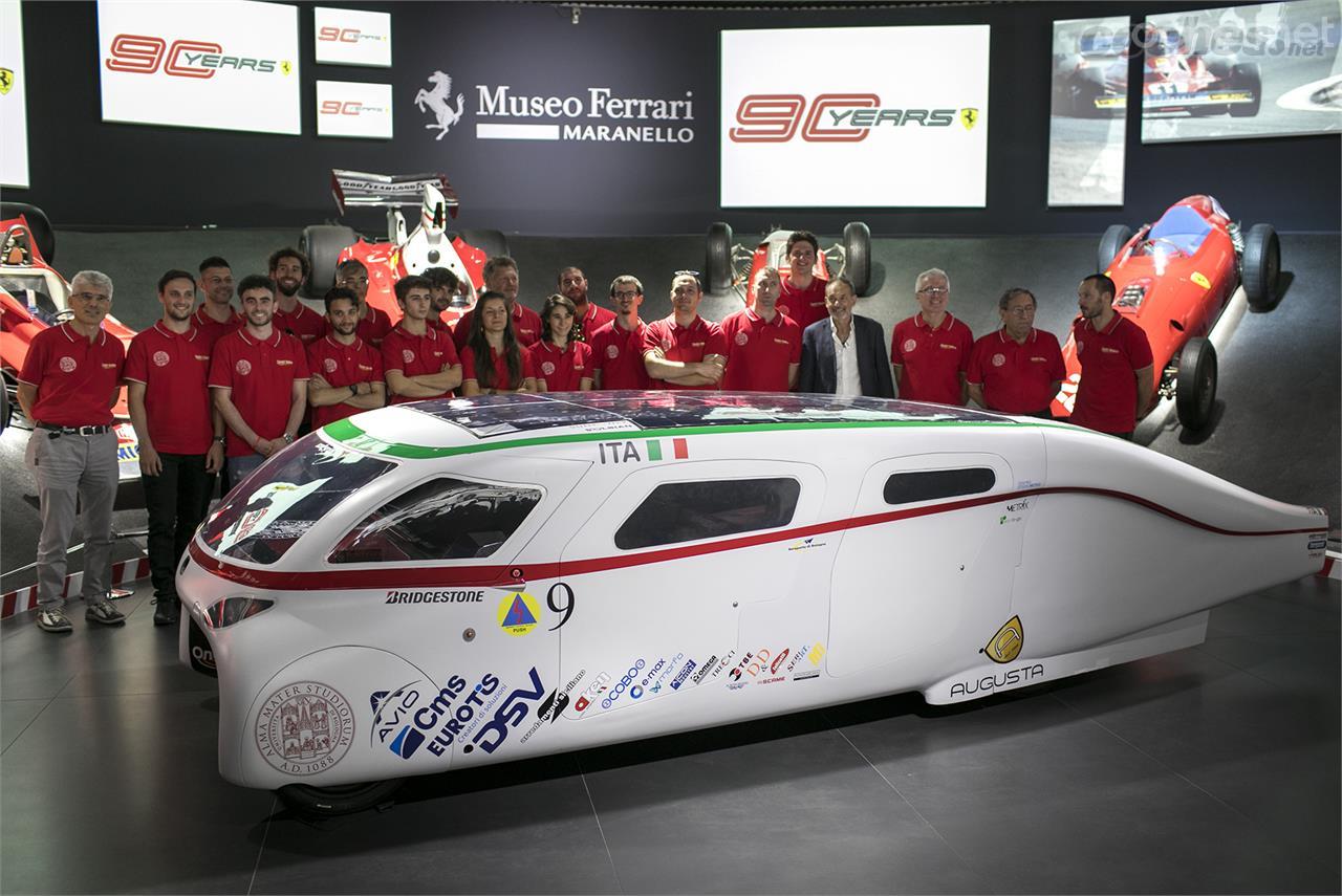 Este es el Emilia 4, el coche que competirá en la carrera World Solar Challenge en Australia.