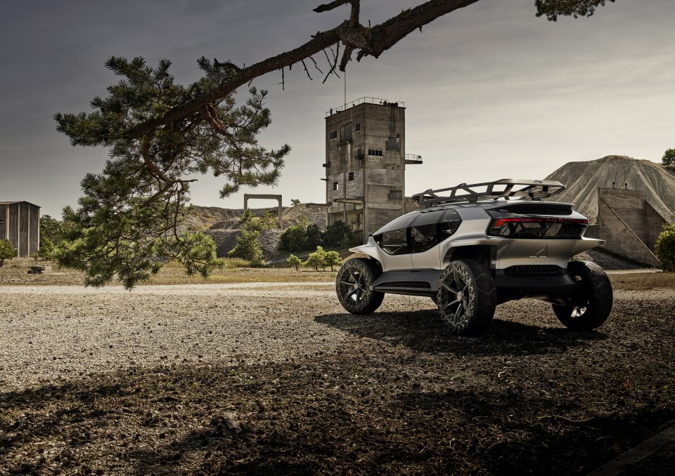 El aspecto del Audi AI:Trail quattro es parecido al de un buggie, pero se trata de un 4x4 para cuatro pasajeros, sin ánimos de ser un coche de competición. 