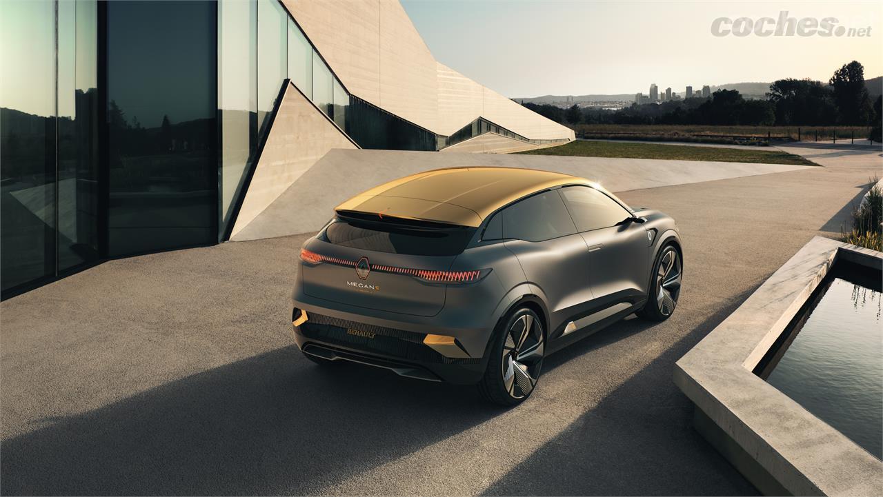 Los diseñadores han jugado con el contraste entre el color gris del coche y los detalles en dorado, entre ellos el techo de tipo "flotante".