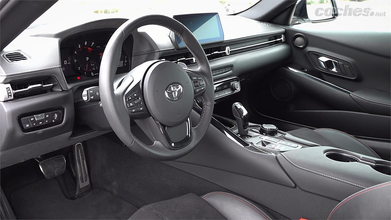 ¿Os resulta familiar este interior? Es exactamente igual al del Z4, eso sí, con logos Toyota.