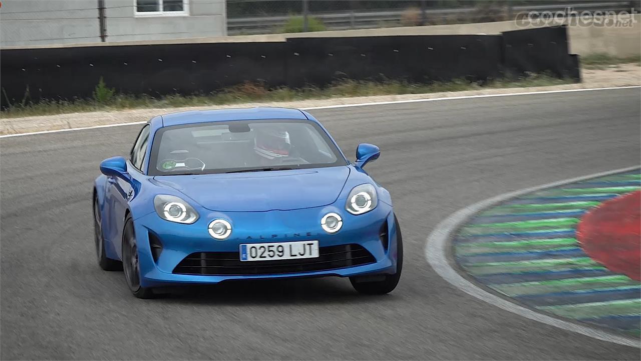 El A110 S traza la curvas con tiralineas. Es un coche muy preciso en la entrada y en el paso por curva.