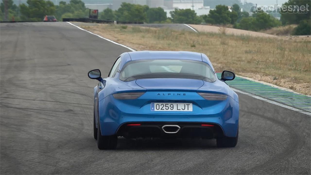 Es Alpine A110 S es un coche muy fácil de llevar rápido. No hace extraños y va exactamente por donde se le marca. Los frenos tienden a calentarse ante un uso intensivo.