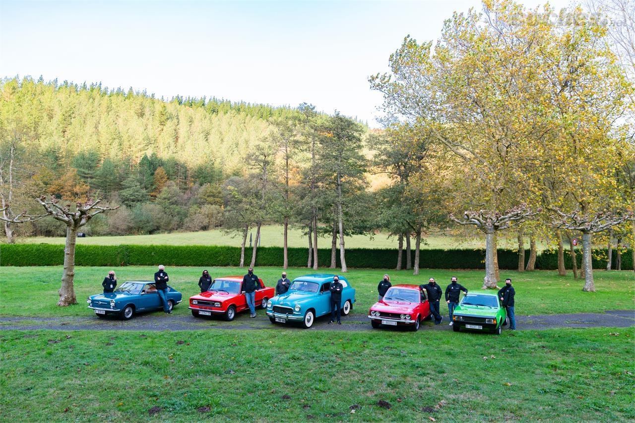 Los cinco coches de la colección de Seat en el evento. De izquierda a derecha el Seat 850 Coupé, el Seat 124 2000, el Seat 1400 Furgoneta, el Seat 124 Sport 1600 y el Seat 1200 Sport.