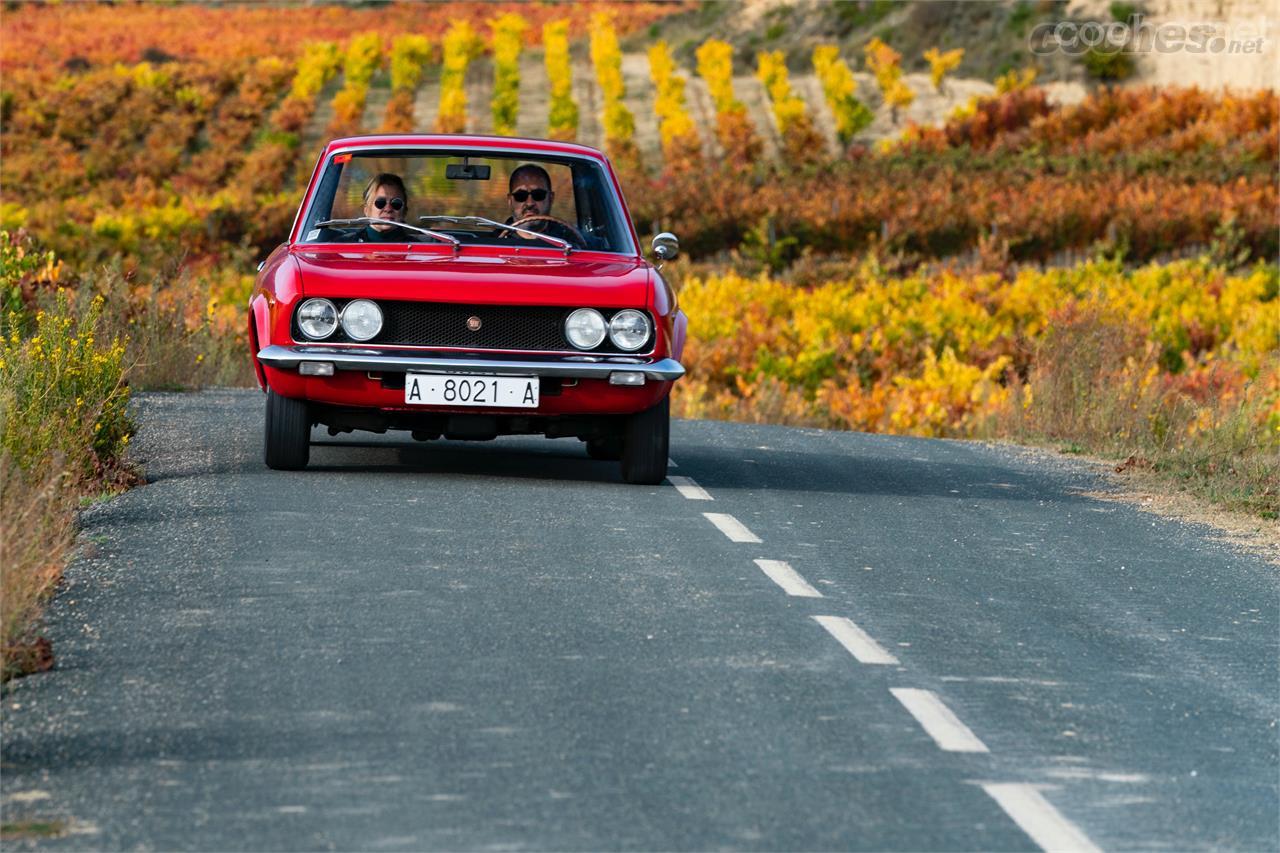 El Seat 124 Sport 1600 en plena Rioja alavesa, entre vides de hojas amarillas y rojizas. Disfrutar de los paisajes a bordo de un clásico es un auténtico placer.