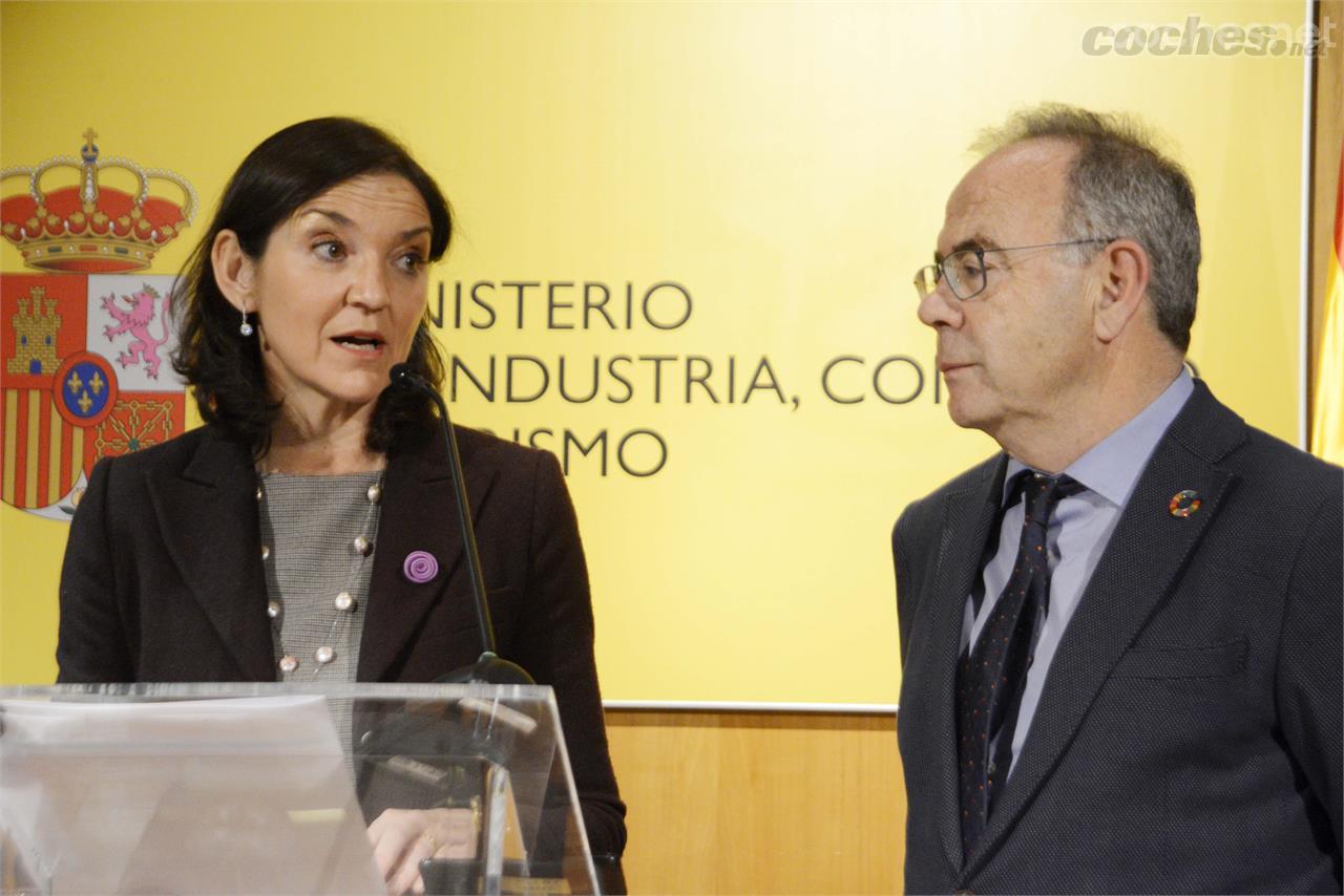 La ministra de Industria, Comercio y Turismo, Reyes Maroto, anunció ayer la dotación destinada al automóvil de los fondos Next Generation. En la imagen junto al alcalde de Santiago.