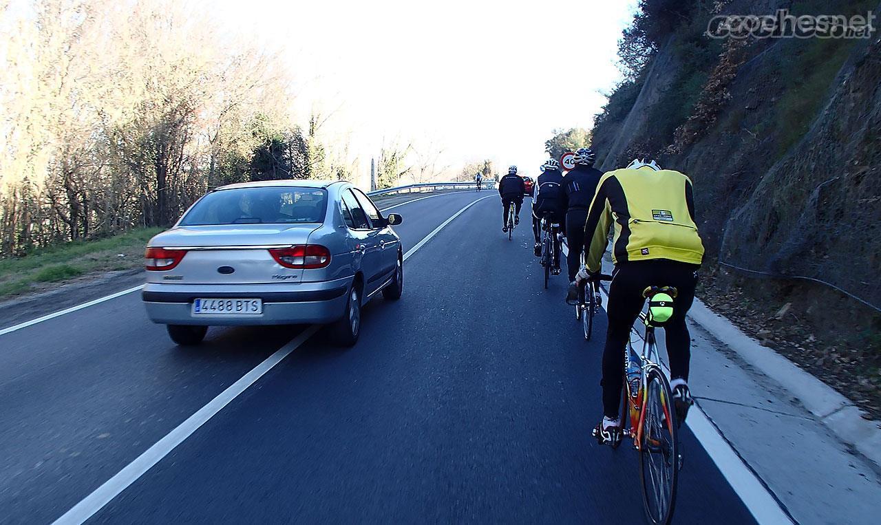 Está en fase de aprobación la prohibición de superar en 20 km/h la velocidad máxima establecida al realizar adelantamientos. Uno de los motivos es para proteger a los ciclistas.