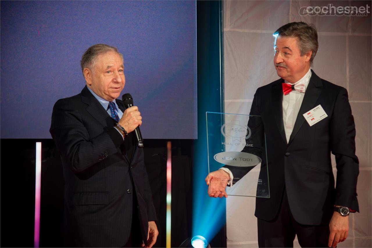 Jean Todt, presidente de la FIA, se dirige al público junto a Dan Vardie, presidente del jurado.