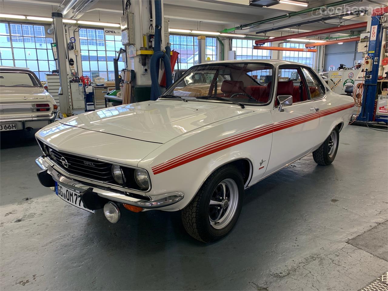 Un impecable Opel Manta de primera generación en la zona del taller de mantenimiento.