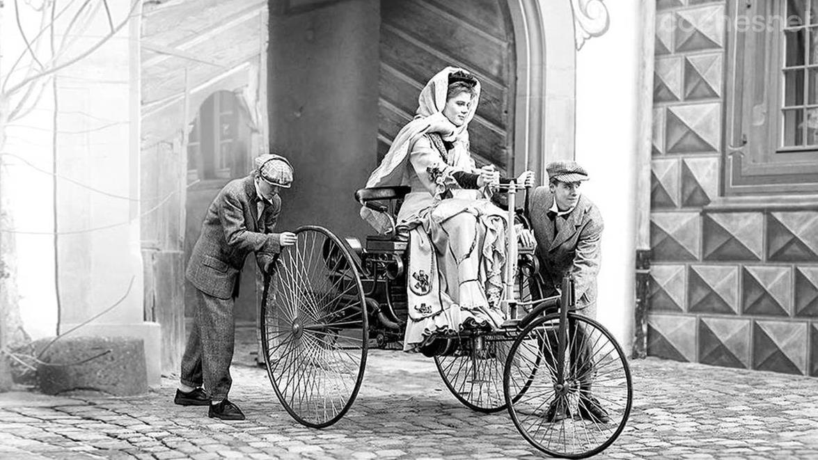 Bertha Benz, mujer de Karl Benz, fue la primera mujer en realizar un viaje en coche, concretamente en el Benz Patent-Motorwagen Número 3. Imagen: Mercedes-Benz
