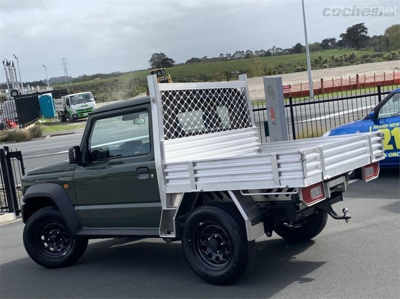 La caja trasera es de metal, tiene guardabarros, una rejilla para proteger la luneta trasera y todos los laterales abatibles para facilitar la carga.