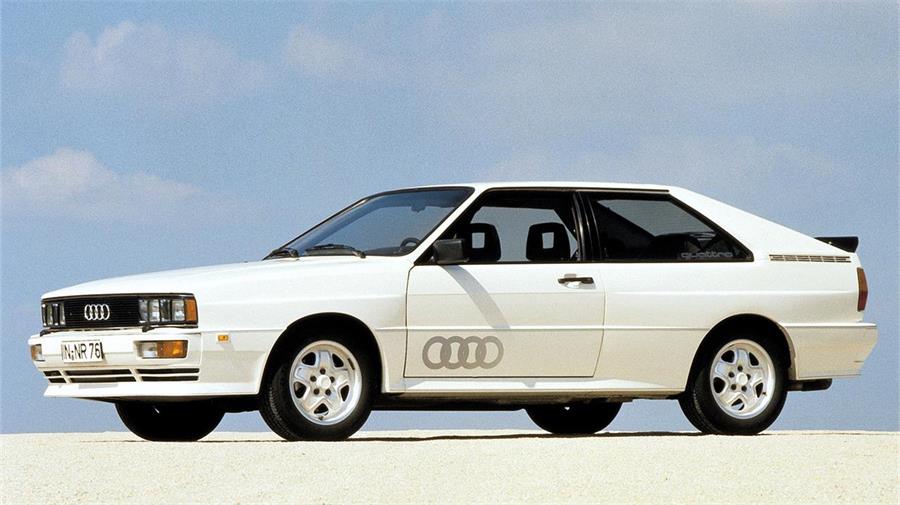 El Audi quattro se presentó en el Salón de Ginebra de 1980. Estaba animado por un motor 5 cilindros en línea turbo de 200 CV y contaba con sistema tracción 4x4.