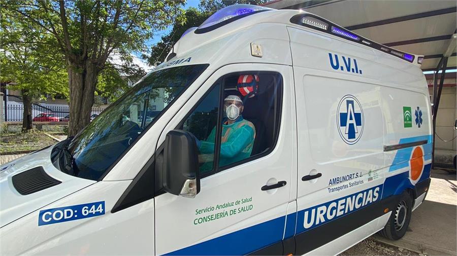 Raúl Esquinas, técnico sanitario conductor de ambulancia en la zona norte de Córdoba, se enfrenta a la conducción con peor visibilidad por las medidas de protección que tiene que utilizar.
