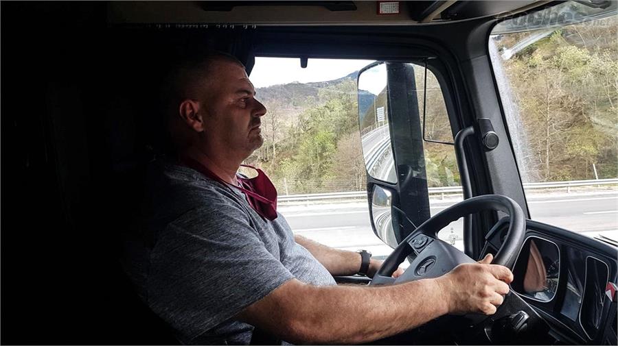 Ángel R.V. lleva 24 años conduciendo camiones. Dice que con el estado de alarma el trabajo sigue siendo el mismo, pero mucho más estresante y en condiciones peores. 