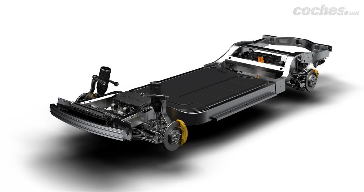 Esta es la plataforma Skateboard que sirve de base para los dos primeros modelos de Rivian. Todos sus elementos se concentran en las ruedas, mientras que las baterías ocupan gran parte del piso. 