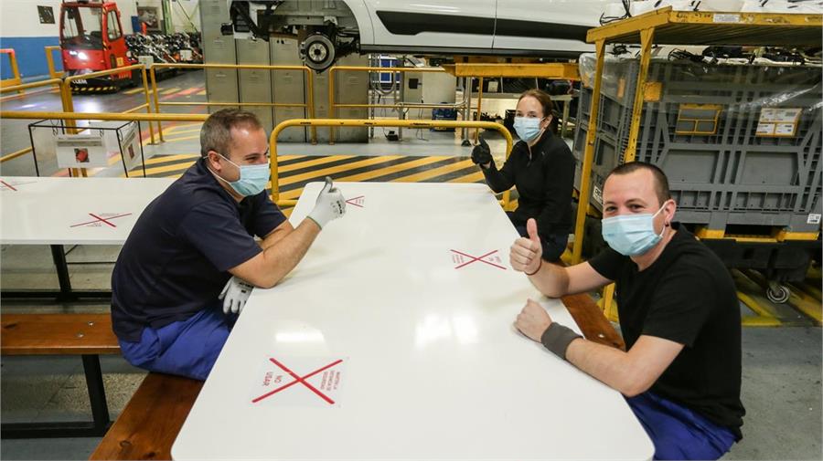 En las fábricas debe guardarse la distancia de seguridad incluso en las zonas de descanso como hacen estos empleados de Ford en Valencia.