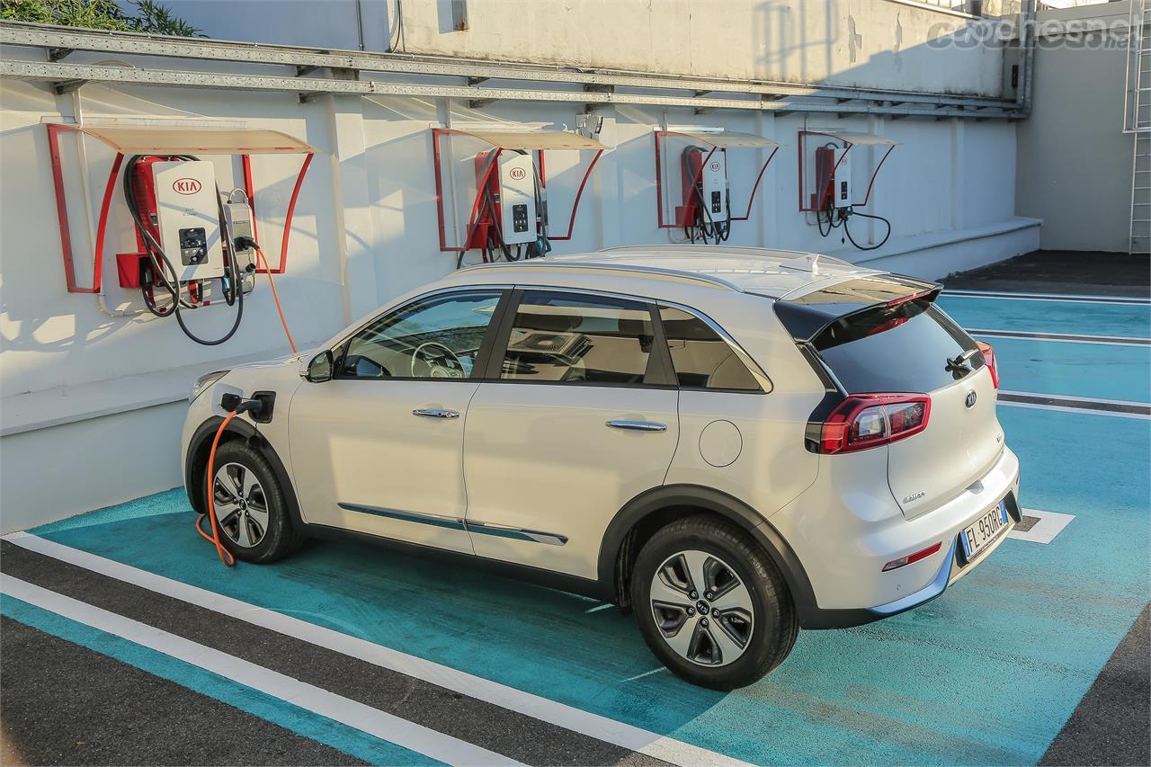 Los modelos híbridos enchufables o PHEV aúnan las ventajas de un coche eléctrico en ciudad y de un coche híbrido en carretera.