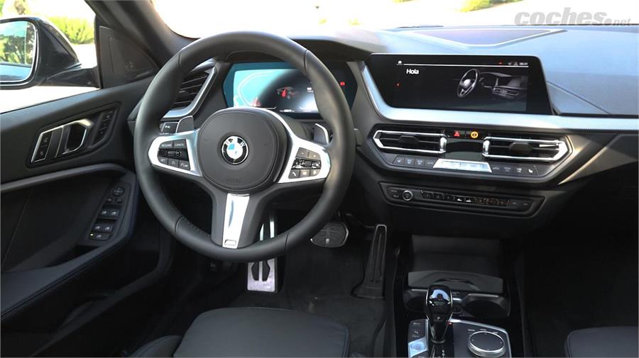 El pack "M" del BMW añade algunos accesorios como el volante o los asientos que le aportan un toque distintivo. El nivel de acabados es bastante bueno.