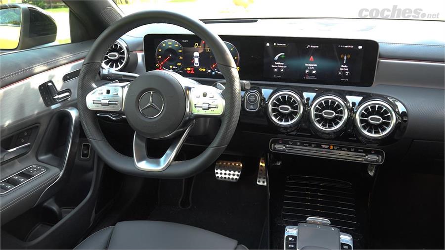 Lo que más destaca en este Mercedes es el sistema de infoentretenimiento MBUX compuesto por dos pantallas digitales. Como en el BMW el nivel de acabado es bueno, mucho mejor que la generación anterior
