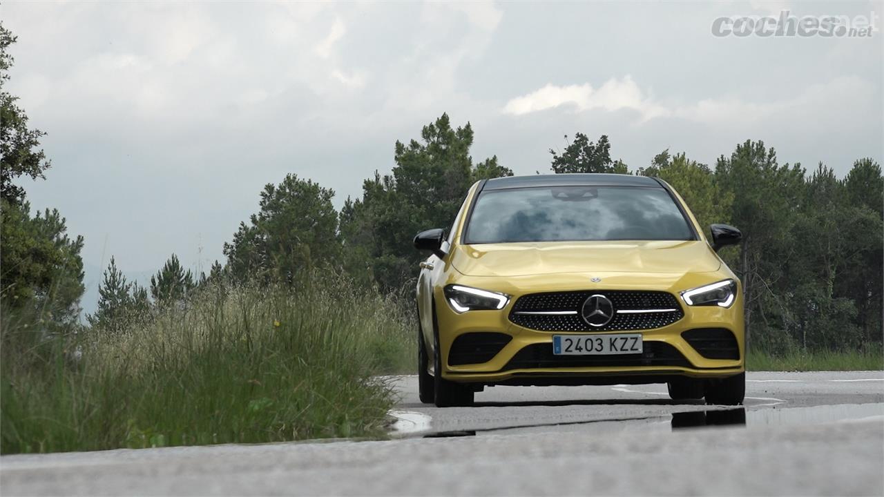 El Mercedes no es tan "sport", pero sí se muestra como un coche mucho más confortable para usarlo en el día a día.