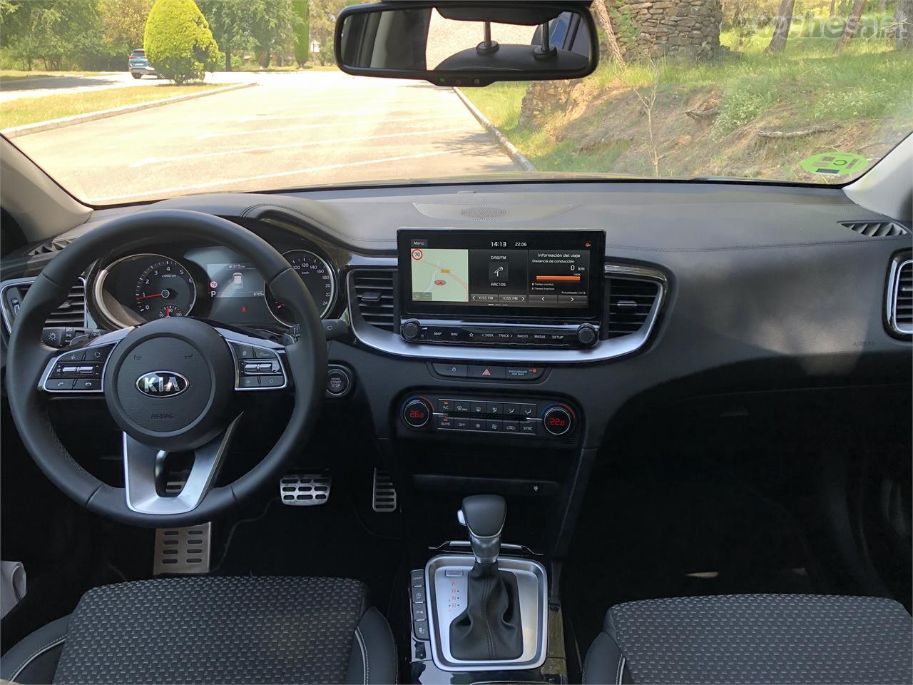 El interior del Kia XCeed ofrece una calidad percibida superior a la esperada en un vehículo de su precio. 