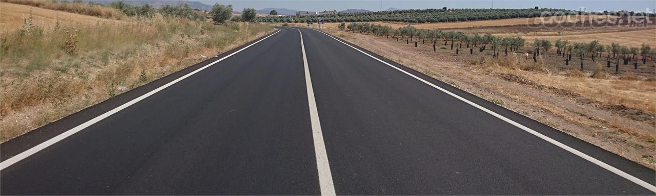 Carretera en buen estado. No hay obstáculos en los márgenes y las cunetas no presentan escalones ni desniveles.