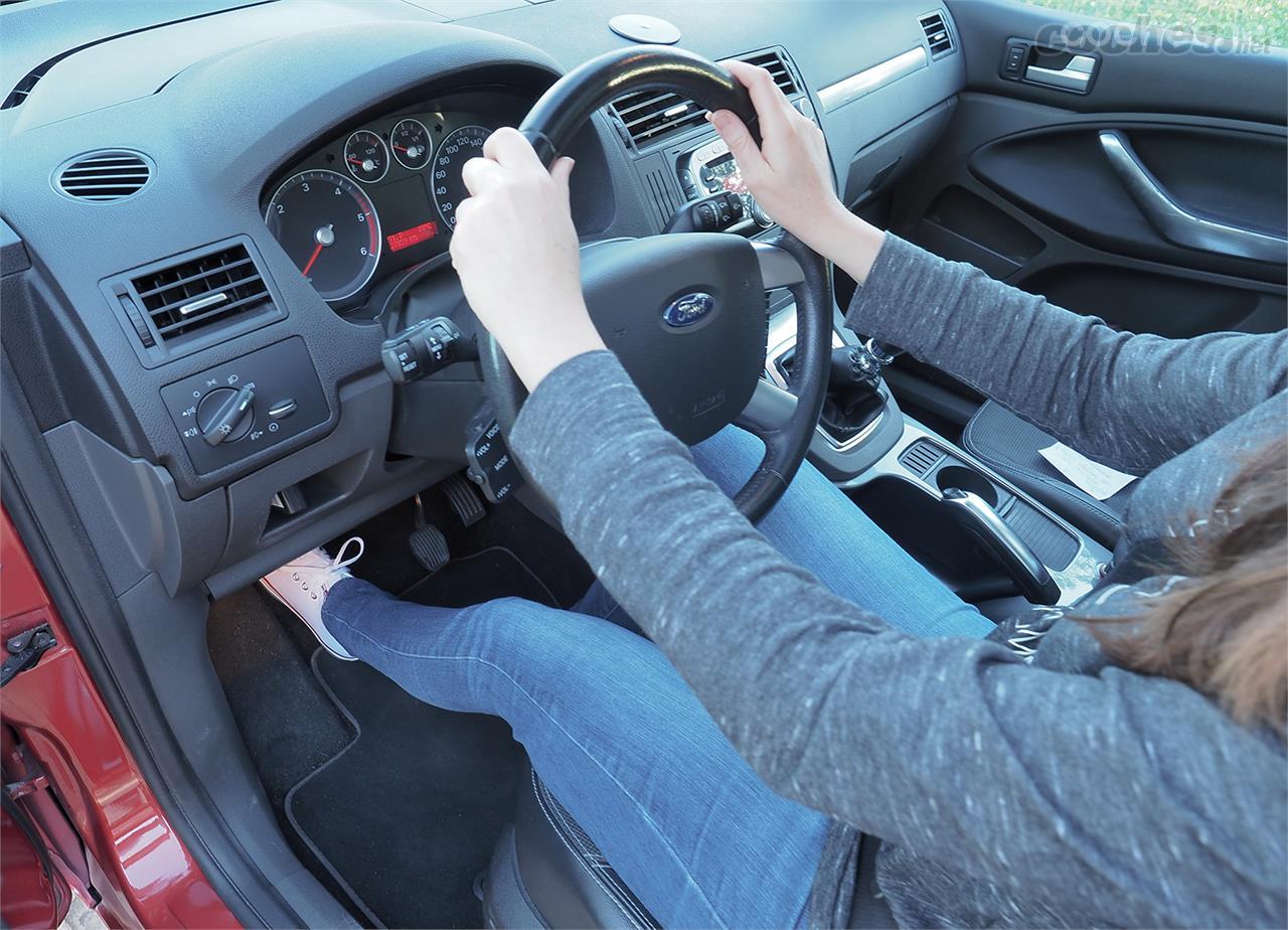 Ajustar la distancia a los pedales: apoya el pie izquierdo sobre el pedal del embrague y písalo a fondo. En esta posición, la rodilla tiene que quedar ligeramente flexionada.